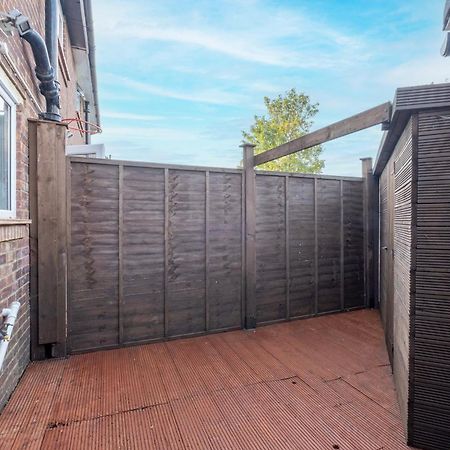 Kings House Apartment Hayes, West London Apt A Northolt  エクステリア 写真