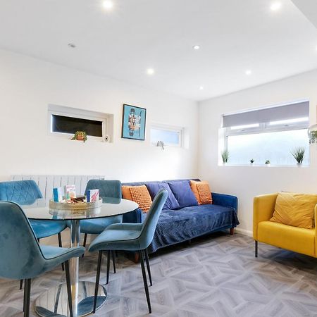 Kings House Apartment Hayes, West London Apt A Northolt  エクステリア 写真