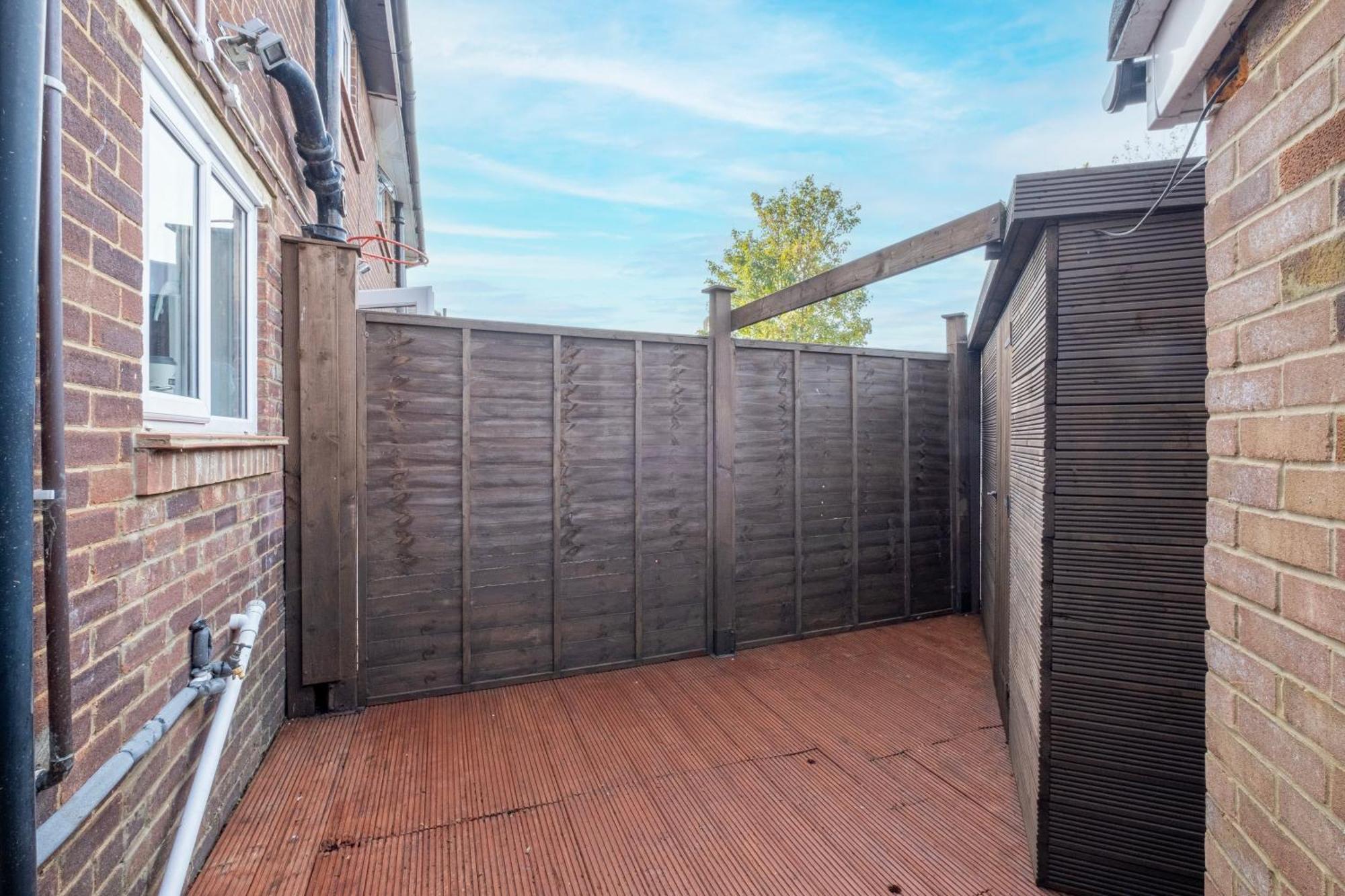 Kings House Apartment Hayes, West London Apt A Northolt  エクステリア 写真
