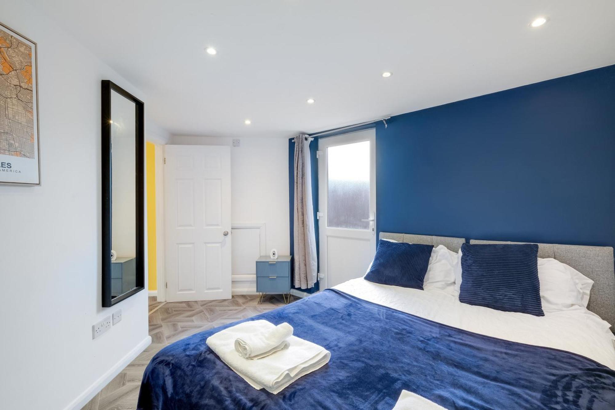 Kings House Apartment Hayes, West London Apt A Northolt  エクステリア 写真