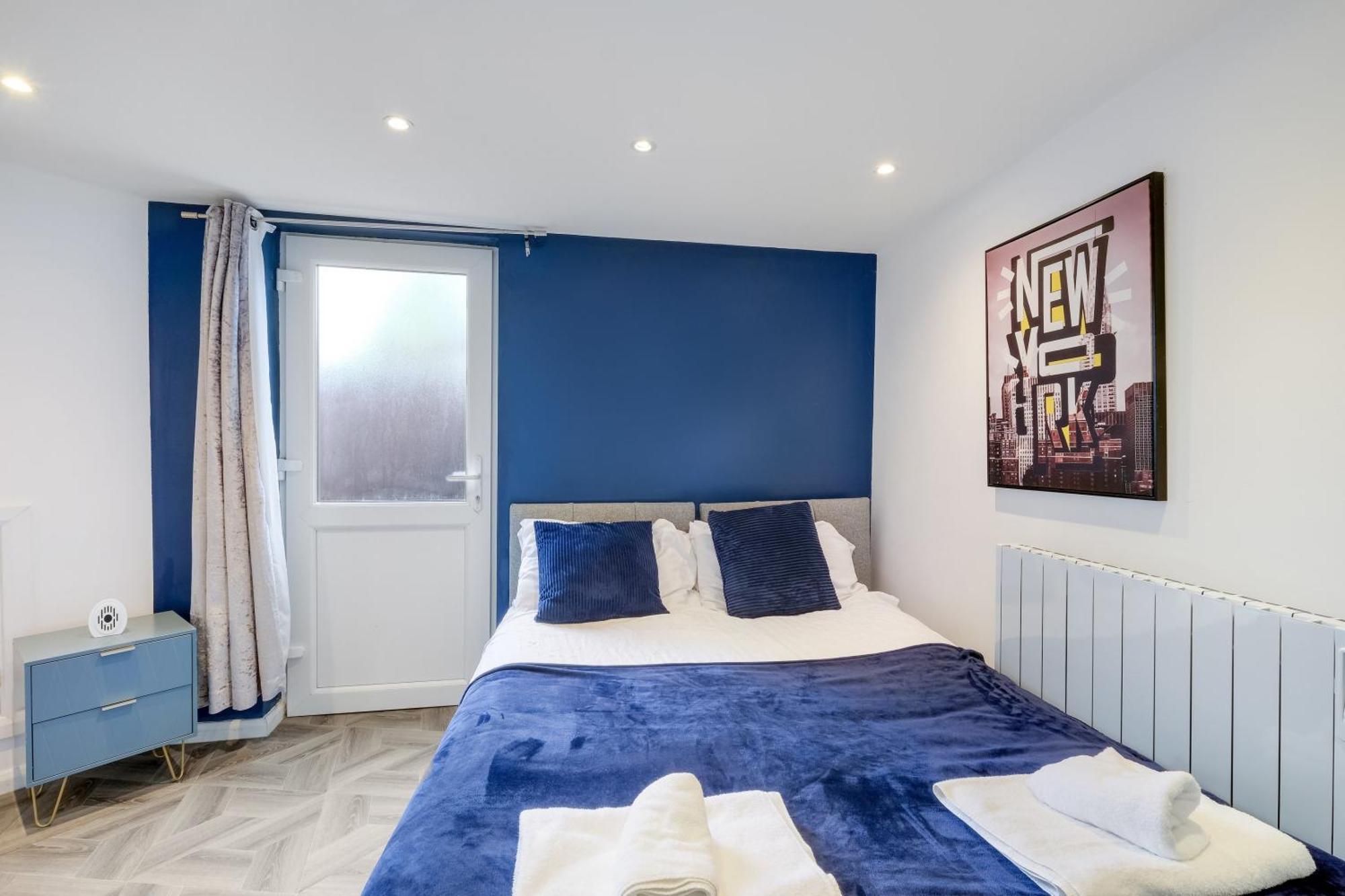 Kings House Apartment Hayes, West London Apt A Northolt  エクステリア 写真