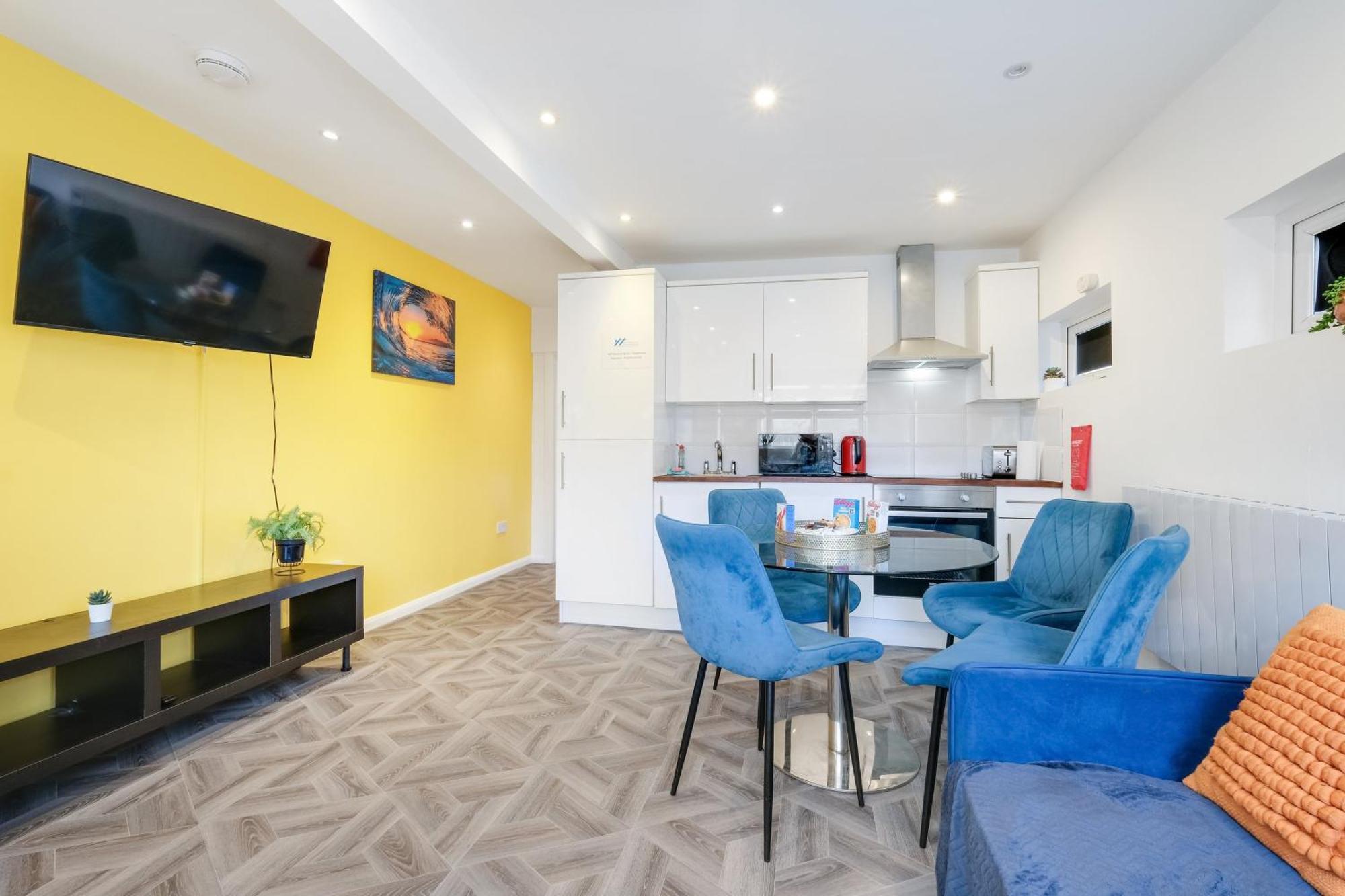 Kings House Apartment Hayes, West London Apt A Northolt  エクステリア 写真