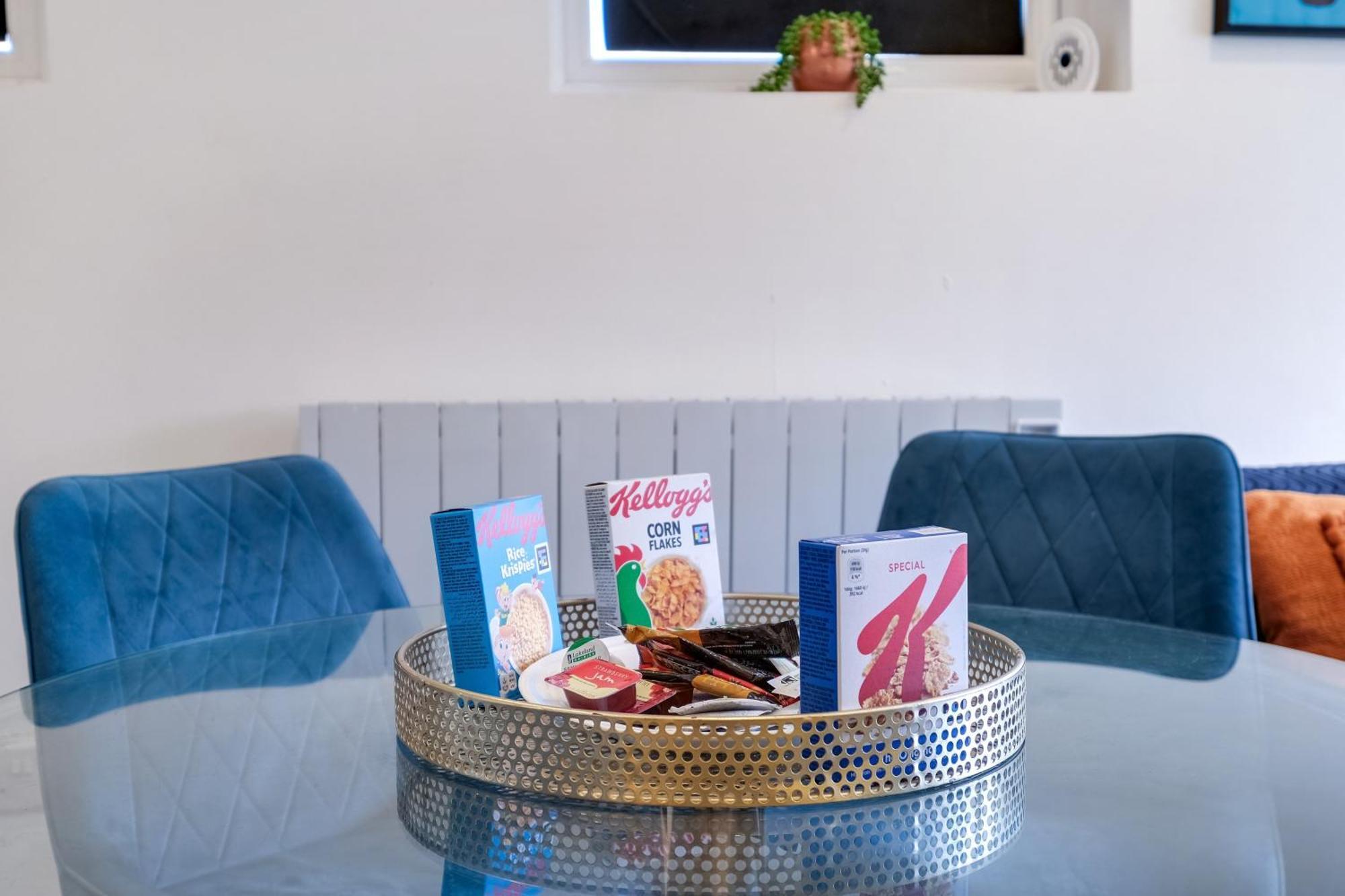 Kings House Apartment Hayes, West London Apt A Northolt  エクステリア 写真