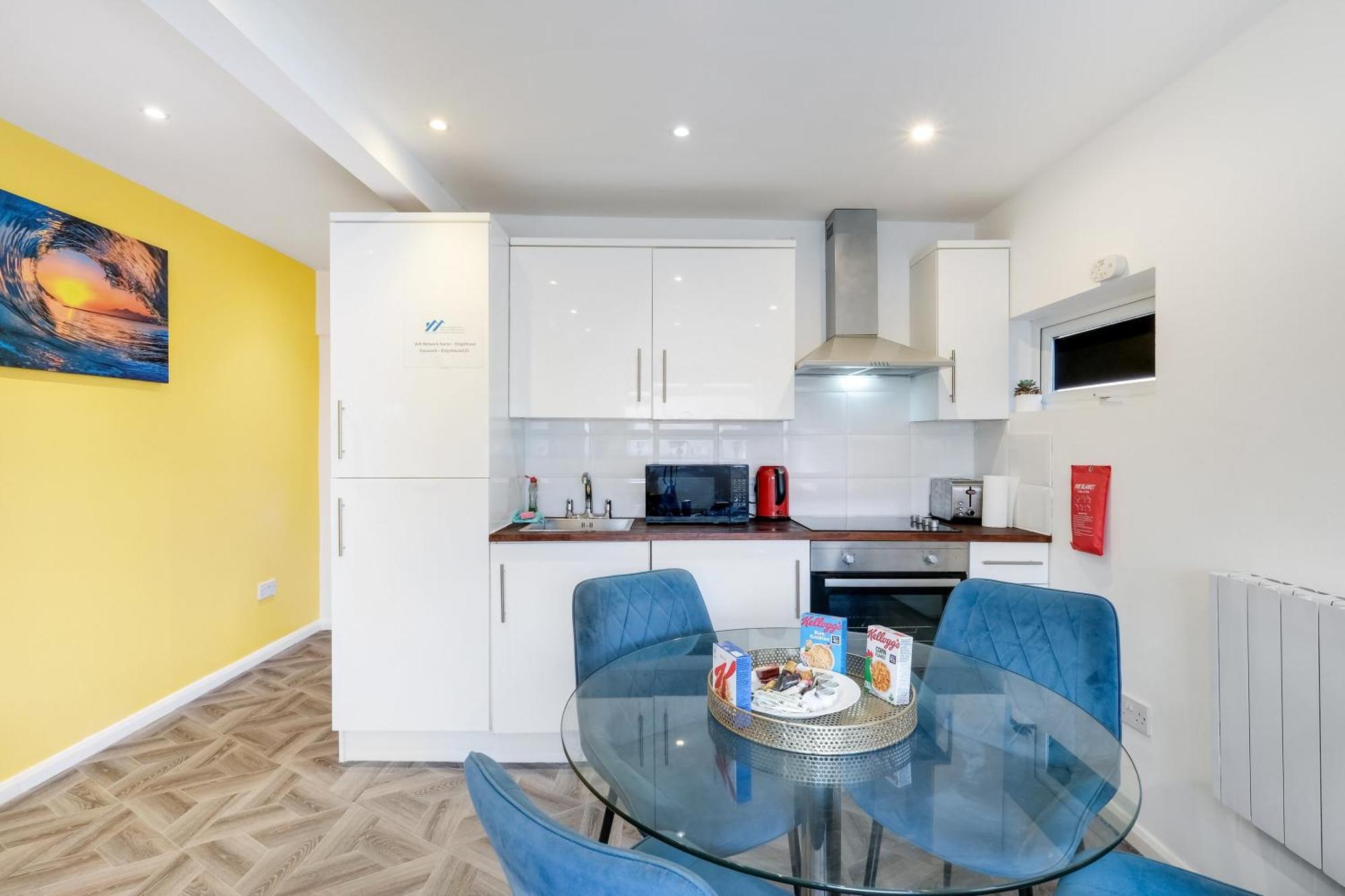 Kings House Apartment Hayes, West London Apt A Northolt  エクステリア 写真
