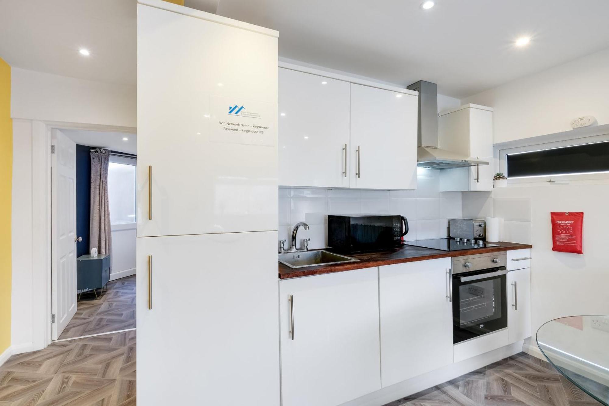 Kings House Apartment Hayes, West London Apt A Northolt  エクステリア 写真